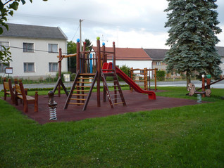 Dětské hřiště s lavičkami pro maminky