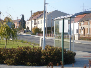 Vpravo chodník po rekonstrukci v roce 2012 v dolní části obce.JPG